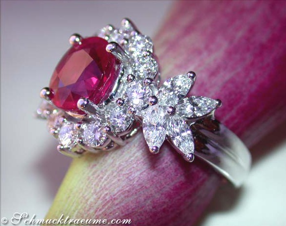 Erstklassiger Burma-Rubin-Ring mit Diamanten, weißgold 750, 3.380 Karat