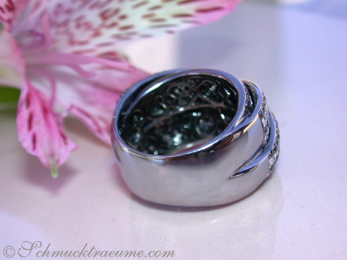 Schwarz-diamantener Ring mit filigraner Verzierung, detailreich, auf weißem Hintergrund.