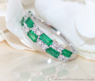 Weißgold Bandring mit Smaragden und Brillanten