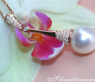 Südseeperlen-Anhänger in Roségold mit Brillanten, Detailaufnahme auf Blüte.
