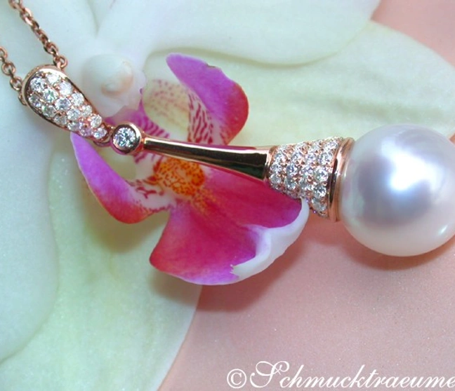 Südseeperlen-Anhänger in Roségold mit Brillanten, Detailaufnahme auf Blüte. Südseeperlen-Anhänger in Roségold mit Brillanten, Detailaufnahme auf Blüte.
