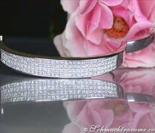Prächtiger Diamanten-Armreif im Invisible Setting, weißgold, 5.570 Karat, 33,80 Gramm