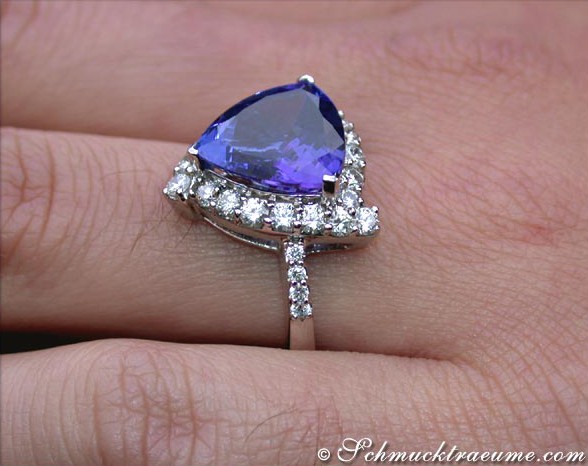 Weißgold-Ring mit Tansanit und Diamanten, Detailaufnahme, Handgetragen