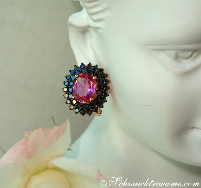 Pink Turmalin Ohrstecker mit schwarzen Diamanten auf Puppenohr, Detailaufnahme