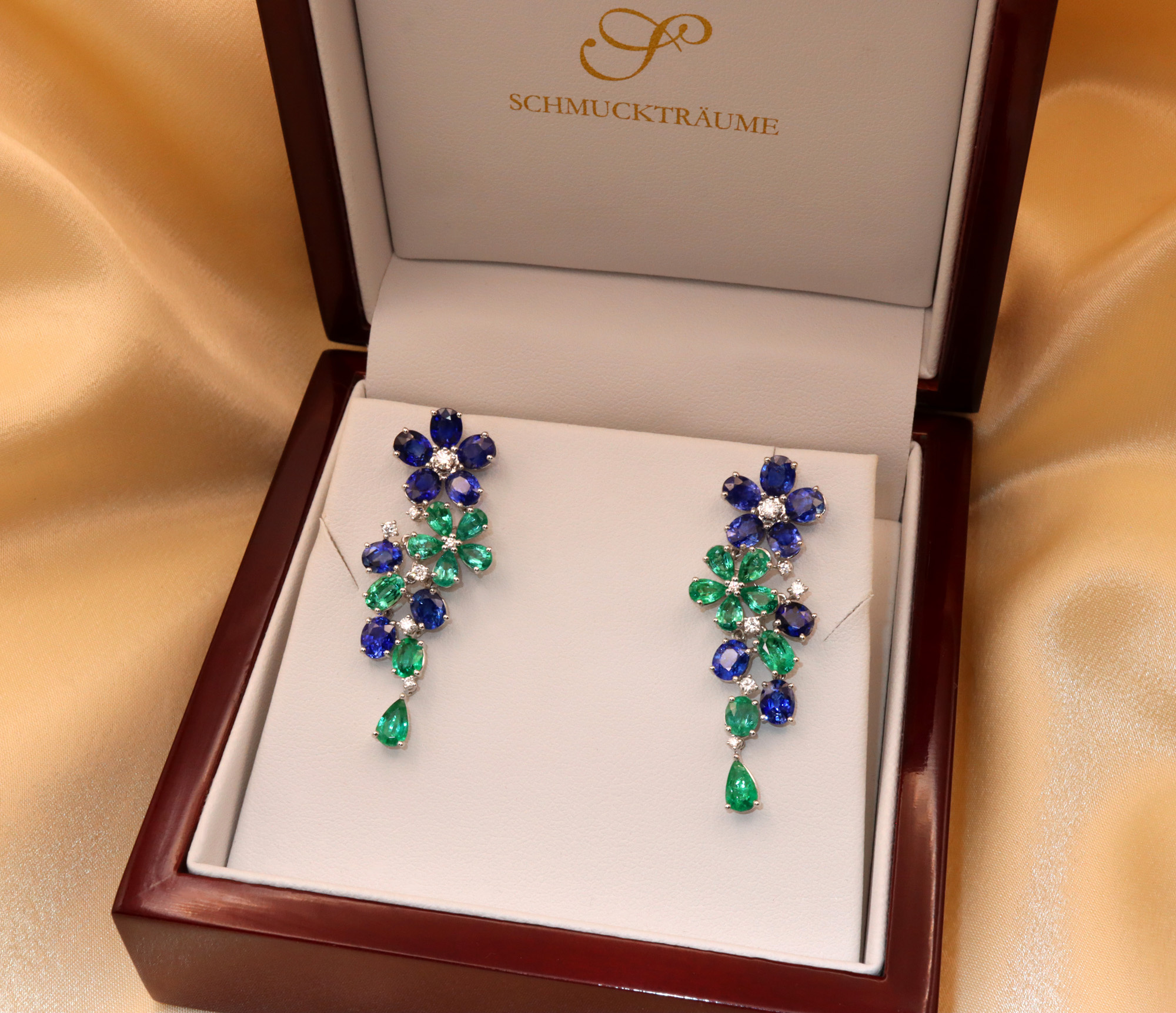 Ohrgehänge aus Weißgold 750 mit Smaragden und Saphiren, Blüten-Design, elegantes Statement.