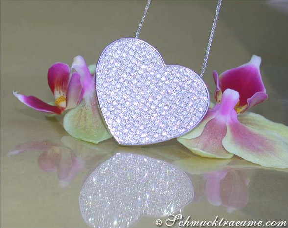 Weiße Diamanten Herz Collier mit 4.410 Karat, TW VS, auf Halskette getragen, Blumen im Hintergrund.