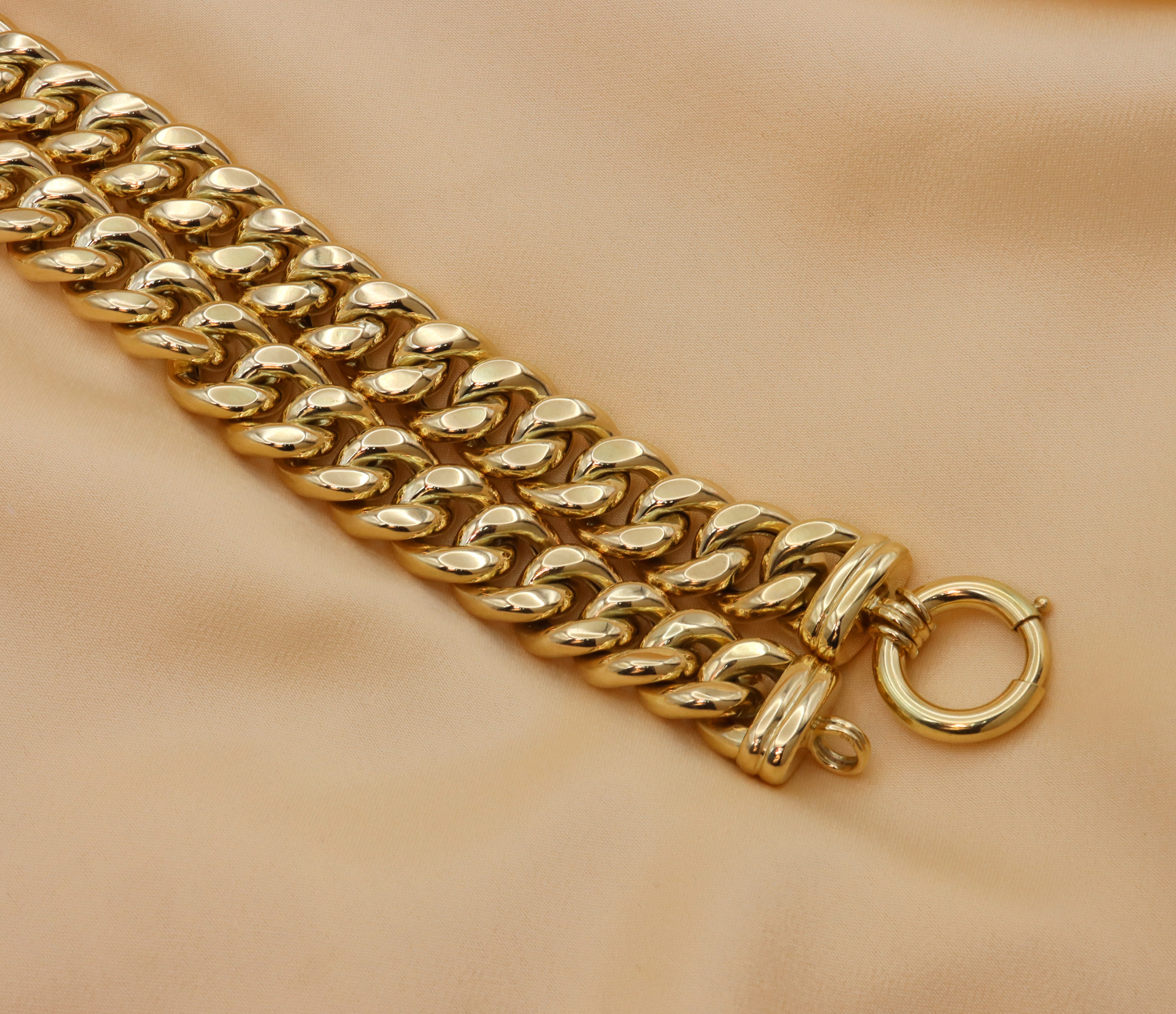 Gold Panzer Collier in Gelbgold 585, detailreich, 140 Gramm, auf cremefarbenem Stoff liegend