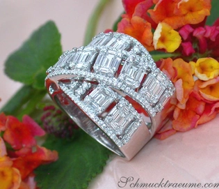 Raffiniertes Baguette-Diamant-Design auf Weißgoldring, umgeben von Blumen