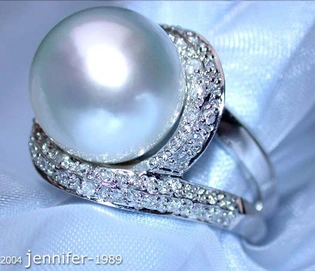 Klassischer Perlenring mit Diamanten in Weißgold, detailreiches Design auf weißem Hintergrund