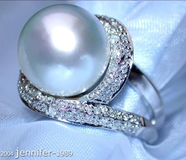 Klassischer Perlenring mit Diamanten in Weißgold, detailreiches Design auf weißem Hintergrund Klassischer Perlenring mit Diamanten in Weißgold, detailreiches Design auf weißem Hintergrund