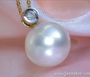 Südseeperle-Anhänger mit Brillant in Gold, elegant und luxuriös
