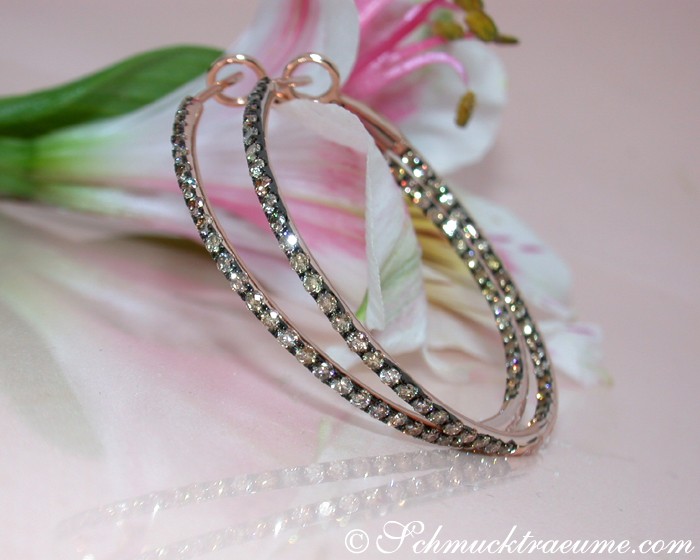 Zarte Creolen mit naturbraunen Diamanten in Roségold 585, Detailansicht auf Blüte