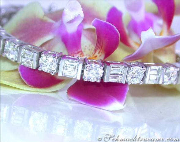 Hochkarätiges Diamant-Armband mit Baguetteschliff, auf Orchideenblüten platziert