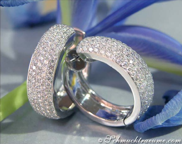 Weißgold-Brillanten-Pavé-Creolen, Detailansicht, glänzende Struktur, elegant und luxuriös