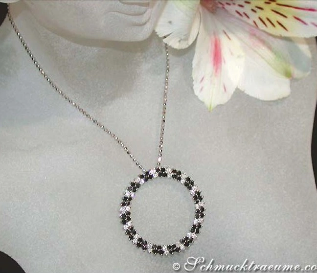 Edler Kreis Anhänger mit schwarzen & weißen Diamanten - Image 1 Edler Kreis Anhänger mit schwarzen & weißen Diamanten - Image 1