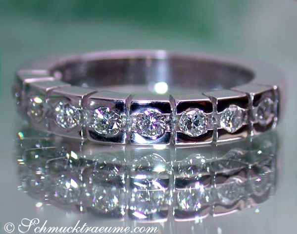 Detailansicht des Diamanten Memory Rings aus Weißgold 750 mit 0.700 Karat TW VS.