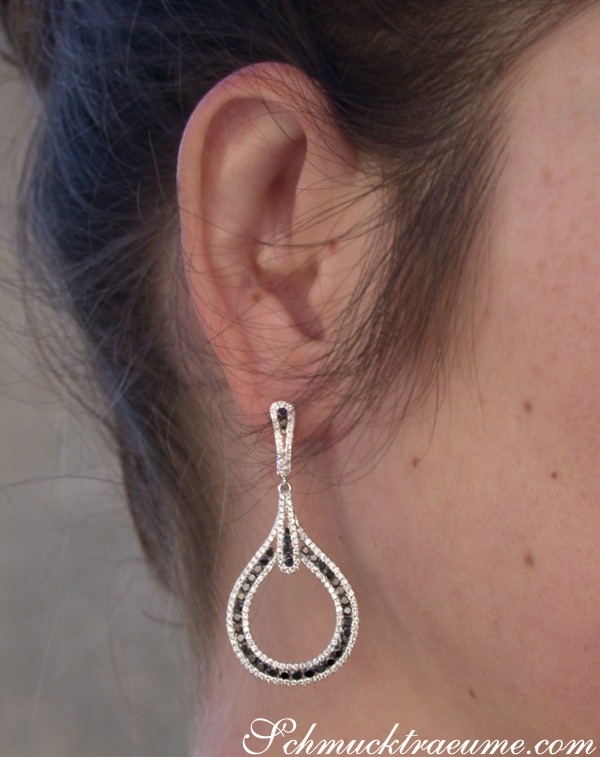 Weißgold 750 Ohrgehänge mit Brillanten und schwarzen Diamanten, Detailansicht.