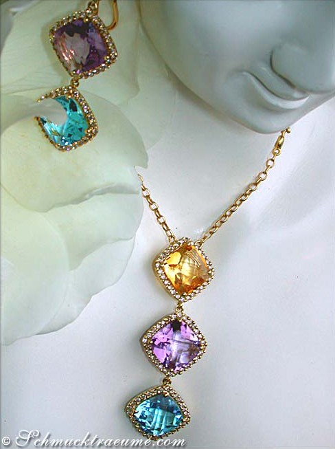 Goldene Halskette mit drei farbigen Steinen und Diamanten, Detailansicht.