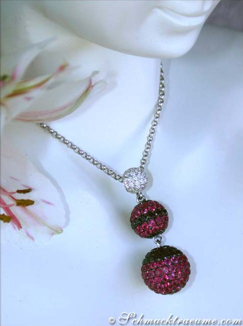 Detailansicht der Halskette mit Rubinen, Brillanten & schwarzen Diamanten