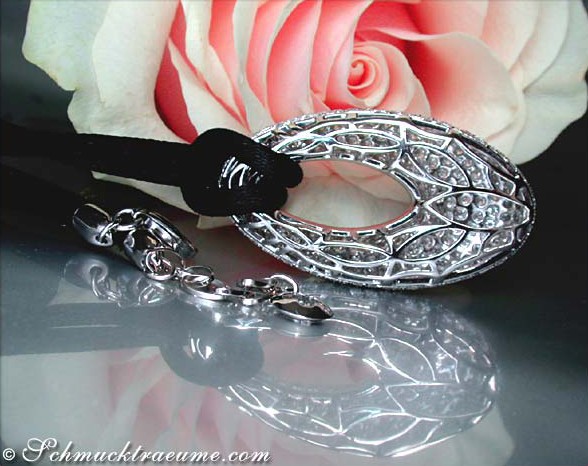 Opulenter Donut-Anhänger mit 7.130 Karat TW VS Brillanten an Satinkordel