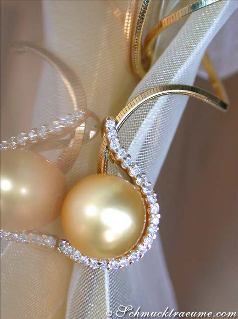 Südseeperlen-Anhänger mit Brillantenkranz, Detailaufnahme, goldene Perle, glänzende Kristalle, eleganter Schmuck.
