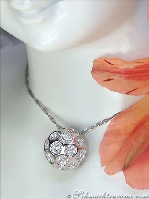 Weißgoldene Golfball-Anhänger mit Diamanten, Detailaufnahme, getragen auf Marmorkopf.