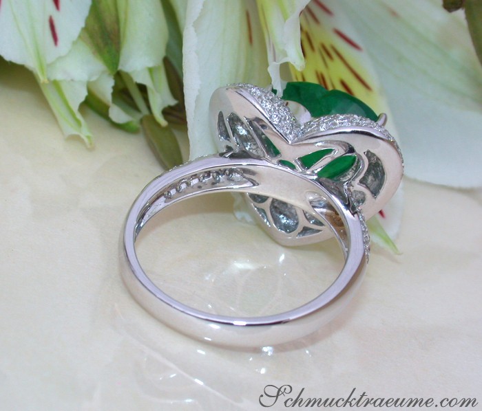 Smaragd Herz Ring mit Brillanten, feine Verarbeitung, Weißgold 750, Blüten im Hintergrund
