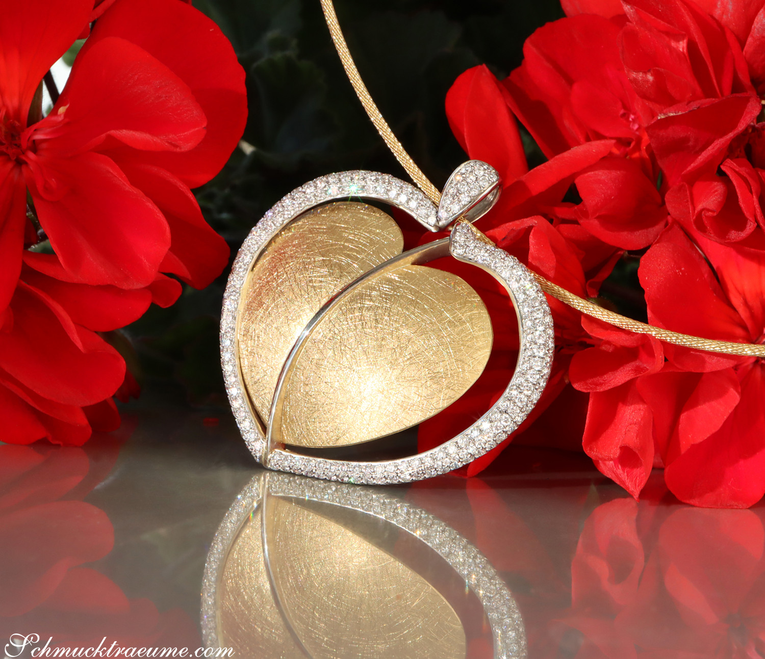 Goldene Herz-Anhänger mit Brillanten, Detailaufnahme, elegant, funkelnd.