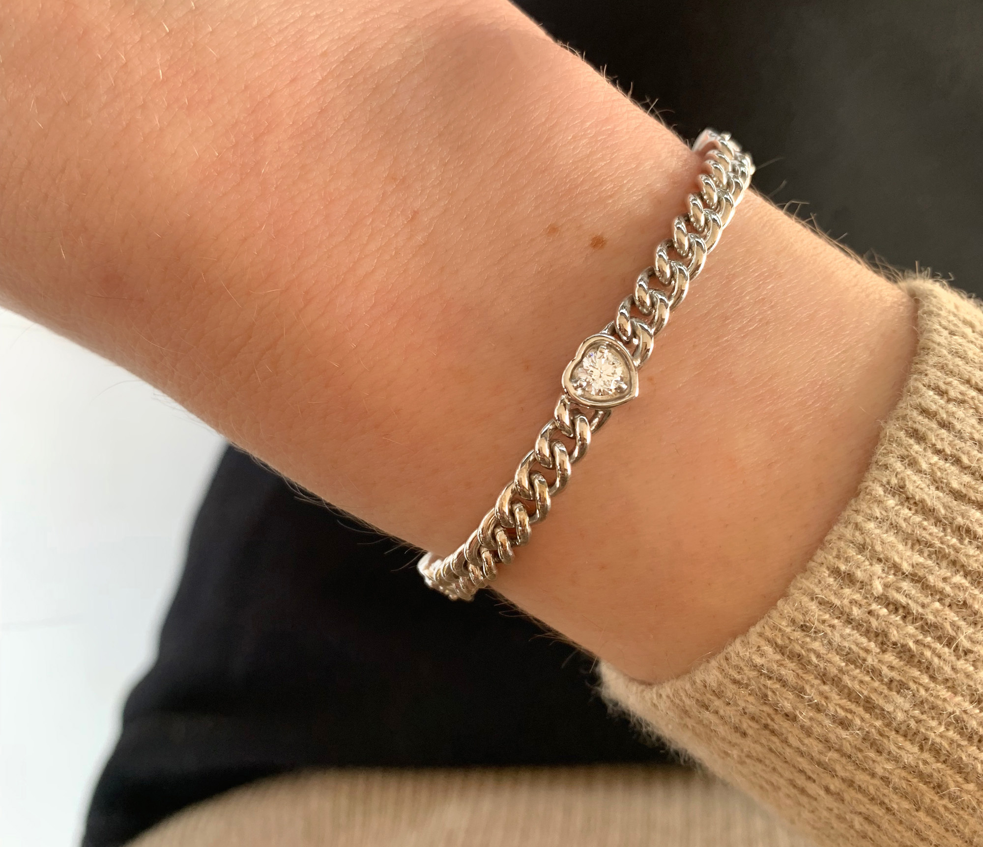 Weißgold-Panzerarmband mit Brillant-Herzen, funkelnd und elegant