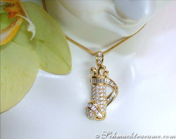 Goldener Golfbag-Anhänger mit Diamanten auf Halskette, umgeben von Orchideenblättern