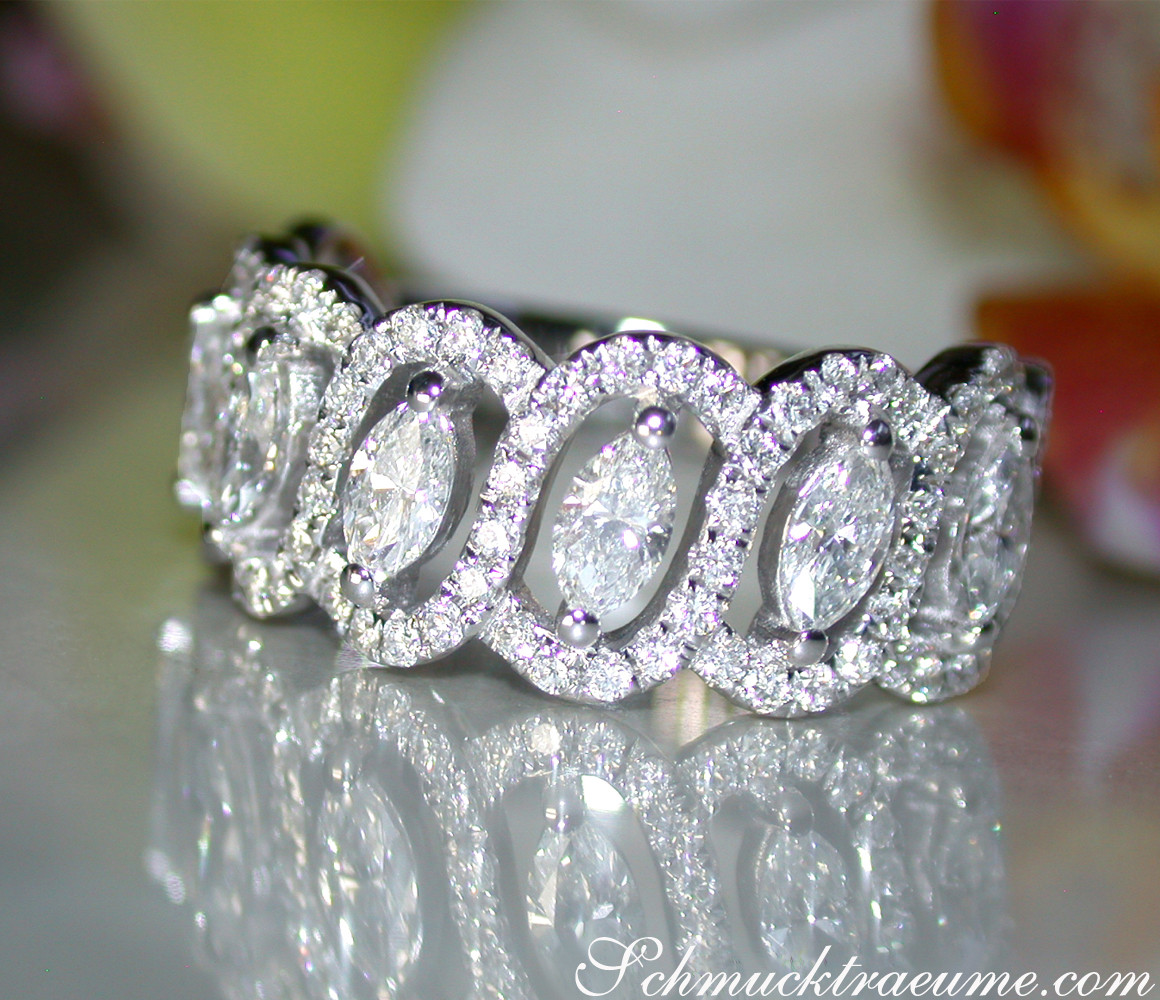 Strahlender Marquise-Diamant-Ring mit Brillanten in Weißgold