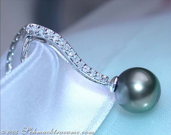 Silberner Tahitiperlenanhänger mit Brillanten auf Satin.