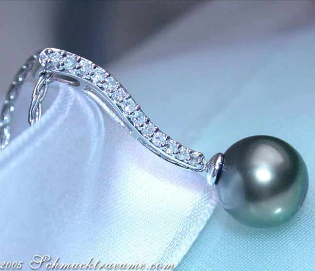 Silberner Tahitiperlenanhänger mit Brillanten auf Satin. Silberner Tahitiperlenanhänger mit Brillanten auf Satin.