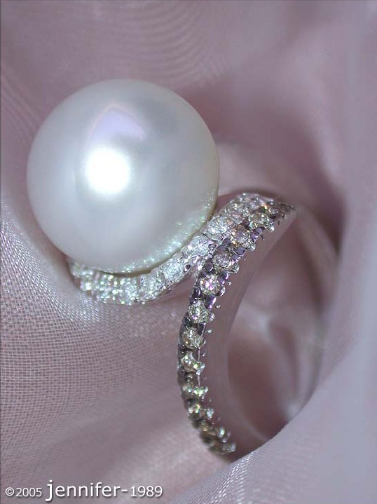 Südseeperlen-Ring mit braunen & weißen Brillanten auf Silbergrund, Detailaufnahme