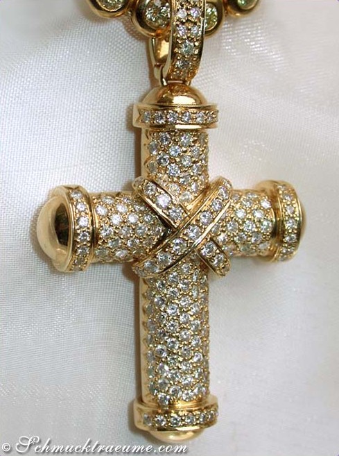 Goldener Kreuzanhänger mit Diamanten, Detailaufnahme, hochwertige Verarbeitung