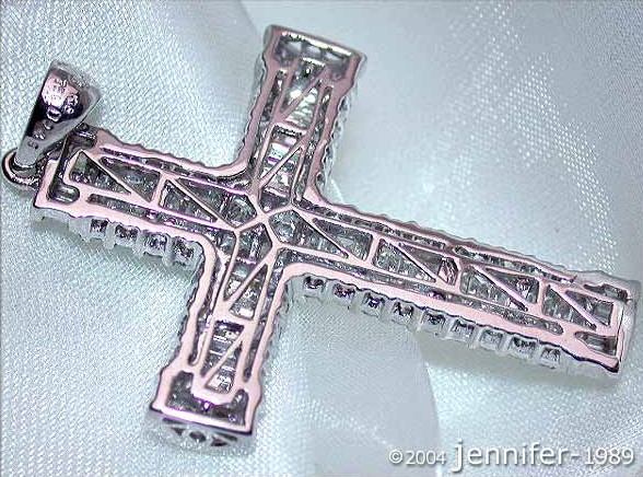 Diamantkreuzanhänger aus Weißgold 750, aufwendig handgefertigt, detailreich.