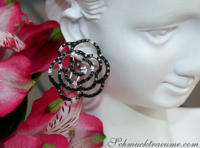 Rosen-Ohrringe mit schwarzen und weißen Diamanten, Detailaufnahme