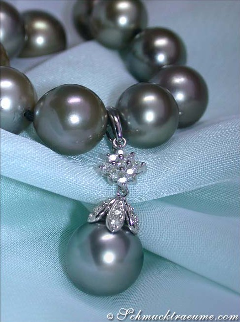 Detailaufnahme von Tahitiperlen in Weißgold mit Diamantanhänger