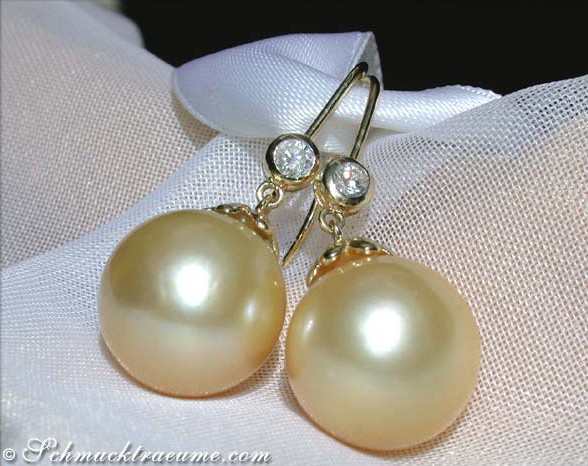 Detailaufnahme von goldenen Südseeperlen-Ohrhängern mit Diamanten, Gelbgold 585, Perlendurchmesser 12-13 mm