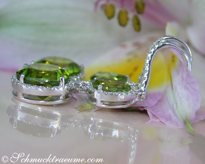 Peridot-Ohrringe mit Brillanten auf Blütenblatt, Detailaufnahme