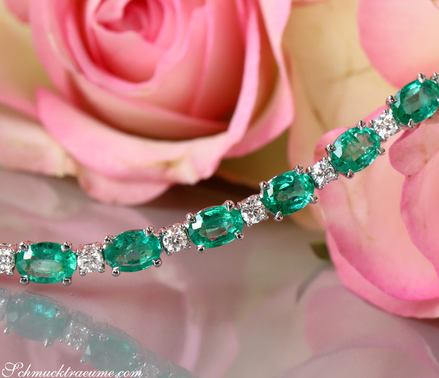 Exquisites Smaragd-Armband mit Brillanten auf Rosenblüte