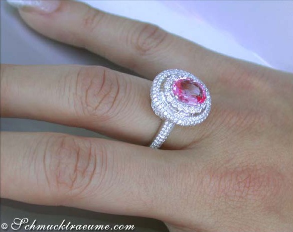 Weißgold-Ring mit Pink Saphir und Diamanten, Detailaufnahme am Finger.