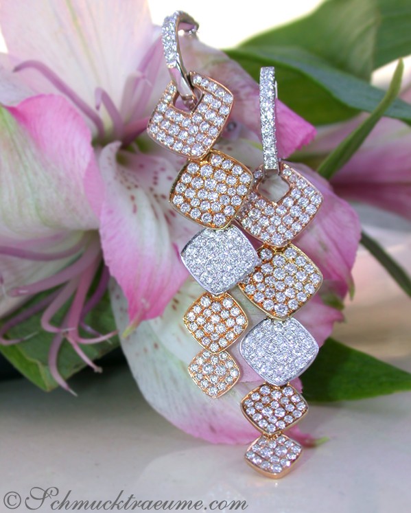 Diamant-Ohrgehänge aus Weiß-, Gelb- & Roségold mit 2.350 Karat Diamanten, detailreich, vor Blüte.