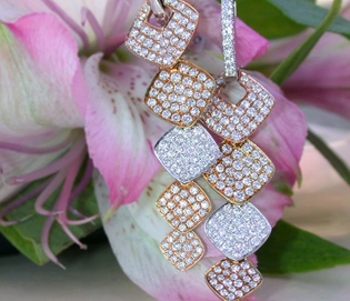 Diamant-Ohrgehänge aus Weiß-, Gelb- & Roségold mit 2.350 Karat Diamanten, detailreich, vor Blüte.