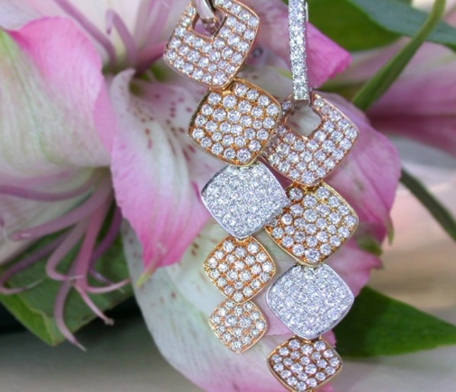 Diamant-Ohrgehänge aus Weiß-, Gelb- & Roségold mit 2.350 Karat Diamanten, detailreich, vor Blüte. Diamant-Ohrgehänge aus Weiß-, Gelb- & Roségold mit 2.350 Karat Diamanten, detailreich, vor Blüte.