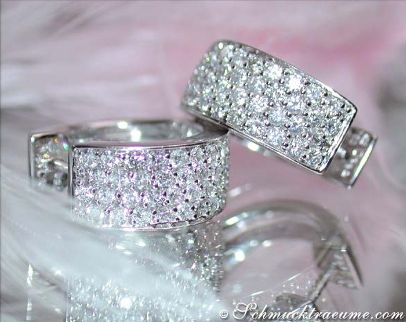 Detail der Diamant-Halbcreolen in Weißgold, funkelndes Brillantenpavé