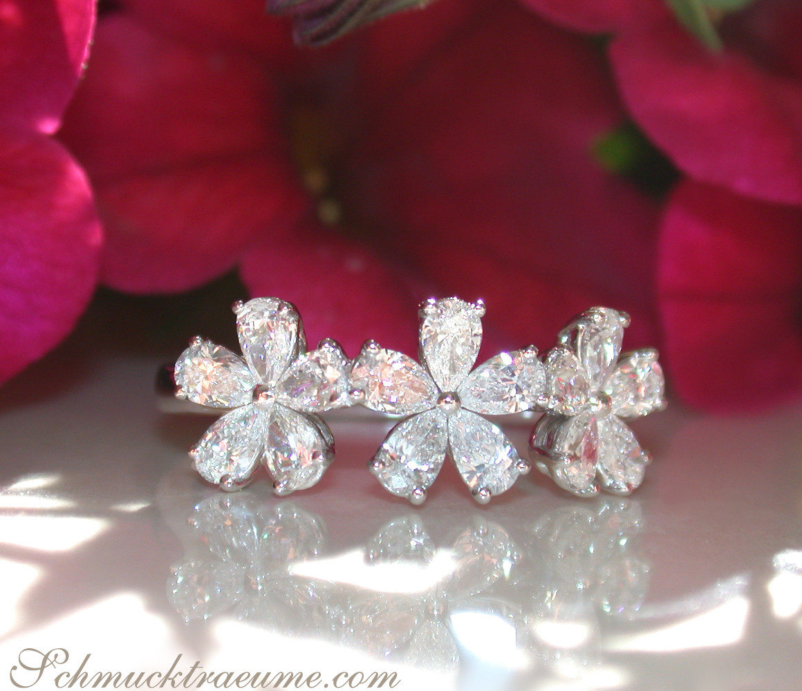 Weißgold-Ring mit Diamantenblüten, fünfzehn Tropfen-Schliffe, drei Blüten auf Finger.