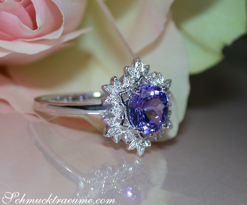 Femininer Tansanit-Ring mit Diamanten im Schneeflockendesign auf Rosenblüte.