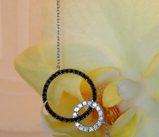 Klassische Halskette mit schwarzen & weißen Diamanten im Kreis-Design