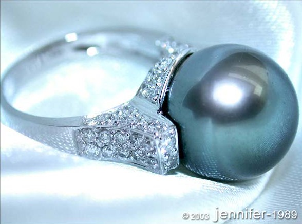 Detail des Tahitiperlen-Rings mit Brillantenkragen in Weißgold 585